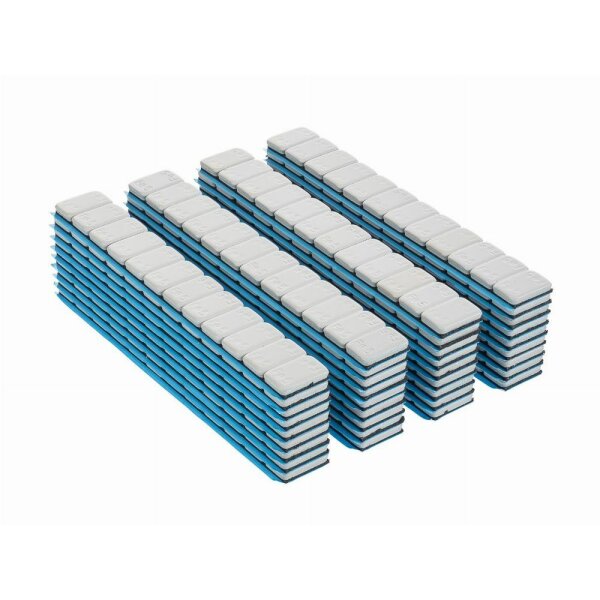 Das Bild zeigt zwei Reihen von silbernen, rechteckigen Metallgewichten, die auf blauen Streifen befestigt sind. Die Gewichte sind in gleichmäßigen Abständen angeordnet. Die Streifen haben eine glänzende Oberfläche. Es handelt sich vermutlich um klebbare Auswuchtgewichte für Autoreifen.