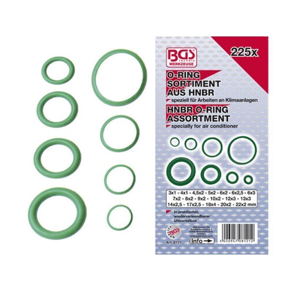 Das Bild zeigt eine Produktverpackung mit mehreren grünen O-Ringen in verschiedenen Größen auf der linken Seite. Rechts ist eine Verpackung mit rot-weiß-grauem Design zu sehen. Im oberen Bereich steht das Logo „BGS WERKZEUGE“ und „225x“. Darunter steht in Deutsch und Englisch: „O-RING SORTIMENT AUS HNBR speziell für Arbeiten an Klimaanlagen“ und „HNBR O-RING ASSORTMENT specially for air conditioner“. Darunter sind verschiedene O-Ringe als Zeichnung zu sehen. Darunter stehen die Größen der O-Ringe: 3x1, 4x1, 4,5x2, 5x2, 6x2, 6x2,5, 6x3, 7x2, 8x2, 9x2, 10x2, 12x3, 13x3, 14x2,5, 17x2,5, 18x4, 20x2, 22x2 mm. Unten steht „In praktischer, wiederverwendbarer Universalbox“. Ein Barcode ist zu sehen.