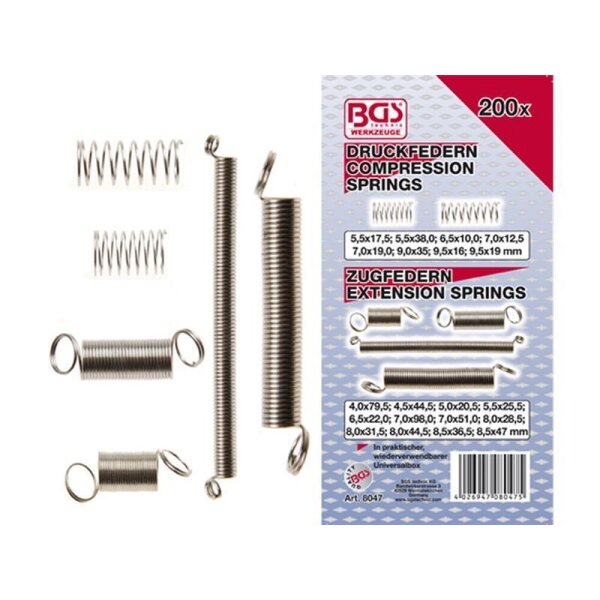Auf dem Bild sind verschiedene Metallfedern und ihre Verpackung abgebildet. Links sind sechs Federn zu sehen, davon drei Druckfedern und drei Zugfedern in unterschiedlichen Größen und Formen. Rechts ist eine Verpackung von BGS Werkzeug mit der Aufschrift Druckfedern Compression Springs und Zugfedern Extension Springs. Darunter sind die jeweiligen Federgrößen aufgelistet. Die Verpackung ist blau-weiß mit roten Akzenten und hat oben rechts die Angabe 200x. Am unteren Rand steht die Artikelnummer 8047, darunter befindet sich ein Barcode.