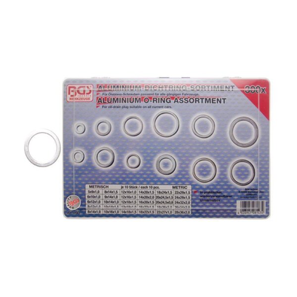 Das Bild zeigt eine transparente Kunststoffbox mit der Aufschrift „ALUMINIUM-DICHTRING-SORTIMENT“ sowie „ALUMINUM O-RING ASSORTMENT“ in großen Buchstaben, darunter steht „For oil-drain plug suitable on all current cars“. In der Box sind O-Ringe verschiedener Größen aus Aluminium ordentlich sortiert. Auf dem Deckel sind ringförmige Aussparungen, die die verschiedenen Größen der Dichtungen zeigen. Links neben der Box liegt ein einzelner Aluminium-O-Ring. Unten auf der Box befindet sich eine Tabelle mit metrischen Größenangaben der Dichtungen, jeweils mit Durchmesser- und Stückzahlinformationen. Das Logo BGS Werkzeug ist oben links zu sehen, rechts oben steht 300x, was auf 300 Stück hinweist.