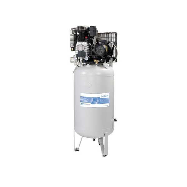 Das Bild zeigt einen großen, stehenden, zylinderförmigen Kompressor mit einem grauen Druckluftbehälter auf drei stabilen Beinen, oben ist die Kompressoreinheit mit Motor, Lüfter, Schläuchen und Schutzgitter montiert, vorne am Behälter befindet sich ein rechteckiges Etikett mit blau-weißer Aufschrift.