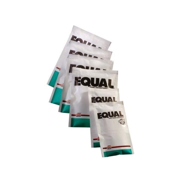 Das Bild zeigt sechs nebeneinander versetzte, weiße Tüten mit der großen schwarzen Aufschrift EQUAL. Darunter steht in kleineren Buchstaben Tire Performance. Jede Tüte hat unten einen türkisen Bereich und eine rote Linie. Die Tüten liegen auf weißem Hintergrund.
