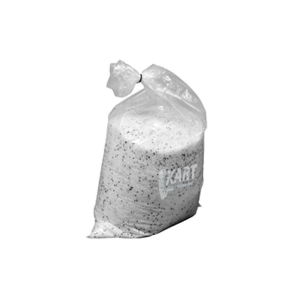 Auf dem Bild ist ein durchsichtiger Kunststoffbeutel zu sehen, der oben mit einem Knoten verschlossen ist und mit weißen Verpackungschips, auf denen viele kleine schwarze Punkte verteilt sind, gefüllt ist.