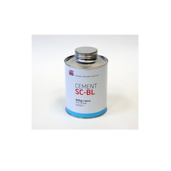 Das Bild zeigt eine runde Metalldose mit Schraubverschluss auf weißem Hintergrund. Das Etikett ist überwiegend weiß mit einem blauen Streifen am unteren Rand. In der Mitte steht in großen Buchstaben „CEMENT SC-BL“. Darunter stehen die Angaben „650 g / 740 ml“ und „Art.-Nr. 3519389“. Die Dose wirkt sauber und neu.