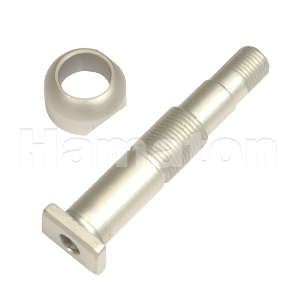 Das Bild zeigt zwei silberfarbene Metallteile auf weißem Hintergrund. Eines der Teile ist zylindrisch mit Gewinde und einer flachen, rechteckigen Kopfplatte mit Loch, das andere Teil ist ein runder Ring mit abgeschrägter Außenkante. Im Hintergrund ist leicht durchsichtig der Schriftzug „Hamaton“ zu erkennen.