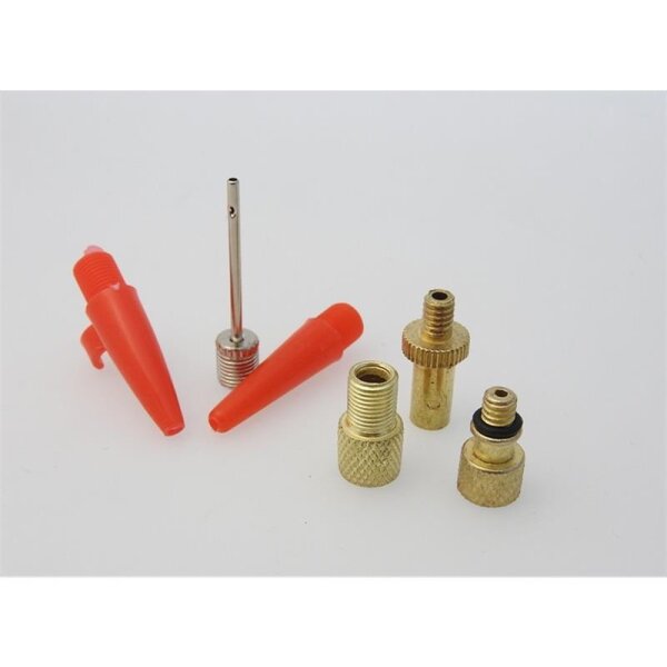Das Bild zeigt sechs kleine Gegenstände auf weißem Hintergrund: Zwei rote Kunststoff-Aufsätze, eine silberne Ballpumpe-Nadel, und drei Messing-Adapter mit unterschiedlicher Form und Gewinde, einer davon mit einem schwarzen Dichtungsring.