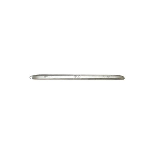 Das Bild zeigt ein langes, schmales Instrument aus glänzendem Metall, das auf weißem Hintergrund präsentiert wird. Es handelt sich um eine chirurgische Sonde, erkennbar an ihrer spezifischen Form: schlank und zylindrisch mit einer leicht abgerundeten Spitze an einem Ende und einer flachen Oberfläche. Auf der Sonde sind Markierungen zu sehen, darunter eine Skalierung und die Beschriftung 150D, die auf die Größe oder die Modellnummer hinweist. Das Instrument zählt zu den medizinischen Präzisionswerkzeugen, die hauptsächlich in der Medizin verwendet werden, um Körperhöhlen zu erkunden oder um Flüssigkeiten zu leiten.