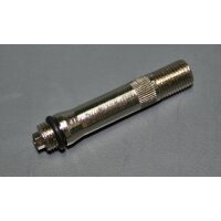 Das Bild zeigt einen silbernen Fahrradventiladapter auf einer grauen Oberfläche. Der Adapter hat ein gerändeltes, also geriffeltes, mittleres Segment für besseren Halt beim Anfassen und ist an beiden Enden mit einem Gewinde versehen. Ein schwarzer Gummiring ist an einem Ende des Adapters angebracht, um eine dichte Verbindung zu gewährleisten.