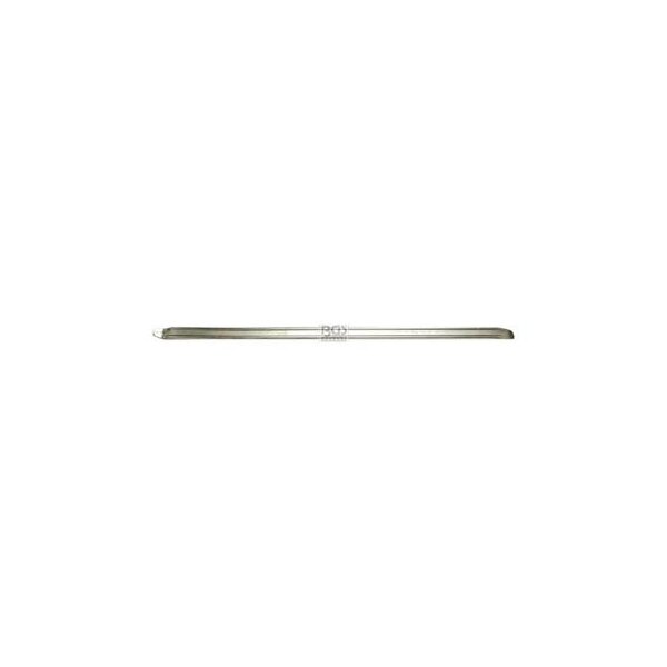 Das Bild zeigt eine chirurgische Nadelhalterung (auch bekannt als Nadelhalter), ein Instrument, das In der Chirurgie verwendet wird, um Nadeln zu halten, während der Chirurg Nahtmaterial durch Gewebe zieht. Es handelt sich um ein einfaches, längliches Werkzeug aus Metall, das in der Mitte leicht verdickt ist, um den Greifbereich zu markieren. Die Spitze des Werkzeugs ist so gestaltet, dass sie eine Nadel sicher festhalten kann. Die Gesamtfarbe des Instruments ist silber, und es hat eine glänzende Oberfläche. Das Instrument liegt isoliert auf einem weißen Hintergrund ohne weitere Objekte oder Auffälligkeiten in der Nähe.