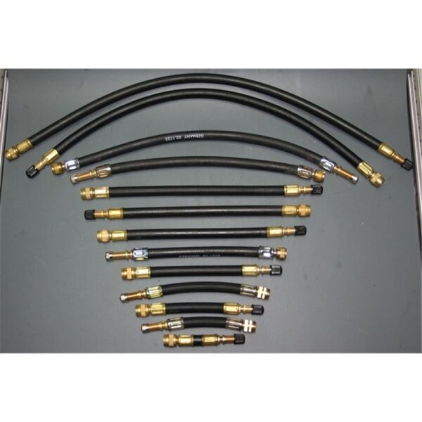 Das Bild zeigt eine Sammlung von 14 flexiblen, schwarzen Schläuchen, die in einer arc-förmigen Anordnung auf einer grauen Oberfläche liegen. Jeder Schlauch hat an beiden Enden goldfarbene oder silberne Metallanschlüsse. Die Schläuche variieren in Länge, wobei die längeren Schläuche oben und die kürzeren unten angeordnet sind. Einige der Anschlüsse haben ein geriffeltes Design, während andere glatt sind.