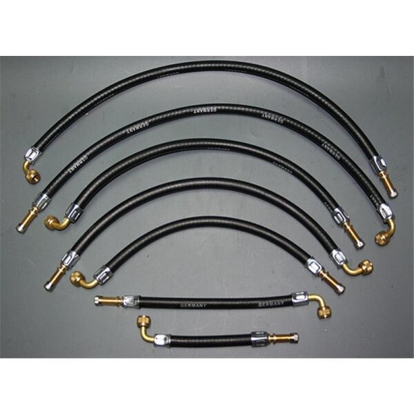 Das Bild zeigt sechs geschwungene, schwarze Schläuche mit Metallanschlüssen. Die Schläuche sind in einer absteigenden Größe von oben nach unten angeordnet. Jeder Schlauch hat an den Enden metallische Armaturen, die teils silberfarben, teils goldfarben sind. Die Schläuche liegen auf einem grauen Hintergrund. Auf jedem Schlauch ist in weißer Schrift der Schriftzug GERMANY sichtbar.