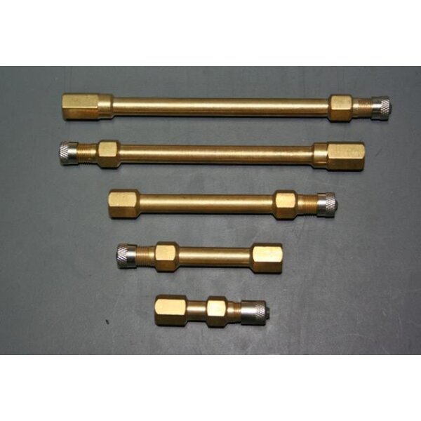 Auf dem Bild sind fünf goldfarbene Metallstangen abgebildet, die parallel zueinander liegen. Sie sind in unterschiedlicher Länge angeordnet, wobei die längste oben und die kürzeste unten liegt. Jede Stange hat an beiden Enden eine Art Schraubverbindung, wobei das eine Ende ein geriffeltes silberfarbenes Stück aufweist. Der Hintergrund ist grau.