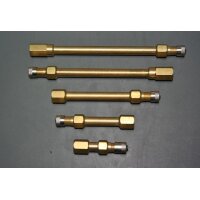 Auf dem Bild sind fünf goldfarbene Metallstangen...